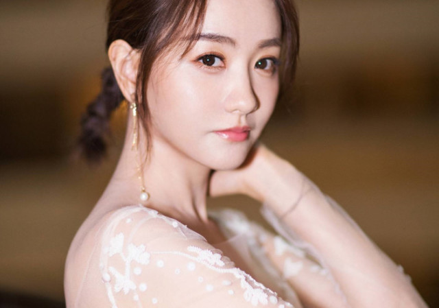 这些女明星四十岁左右,依然可以饰演少女,最后一位是