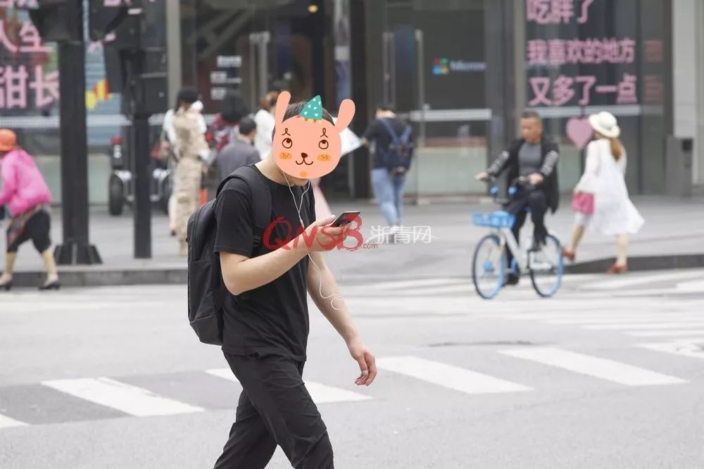我们先给它下个定义: 走路时低头玩手机的时间达2秒以上.