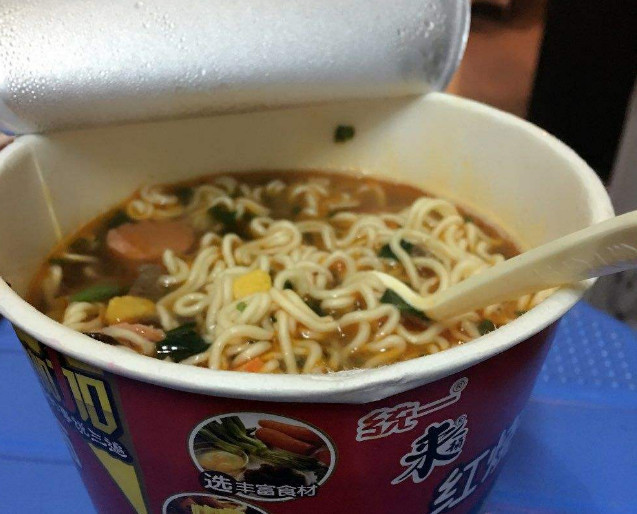 "泡面之父"连吃泡面60年,看到他的吃法,网友:可以放心