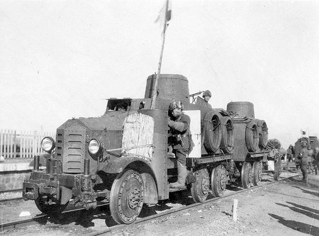 几辆91式铁道公路两用装甲车可连挂起来在铁轨上运行