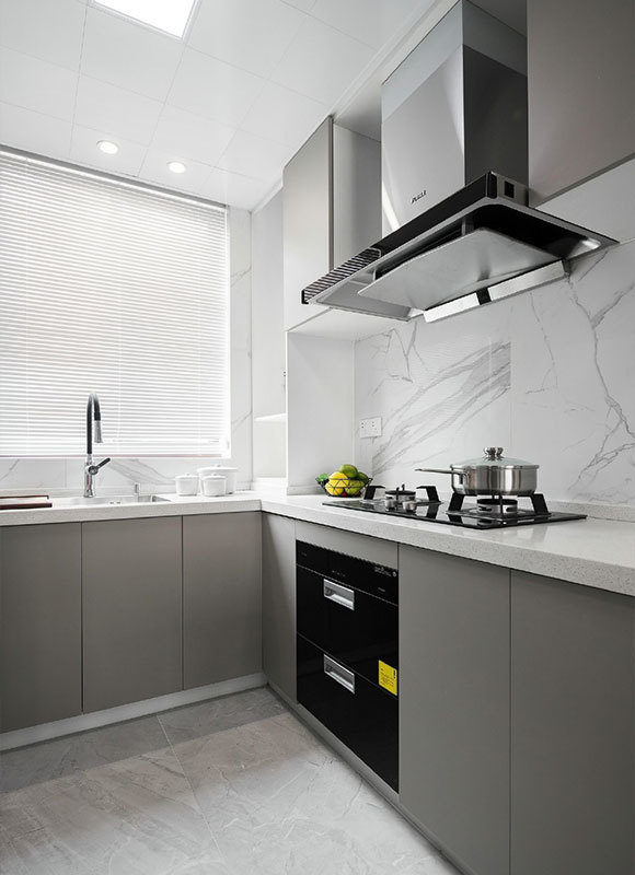 厨房 利用玻璃推拉门隔开的独立厨房,整体的装修效果依然是白色加灰色