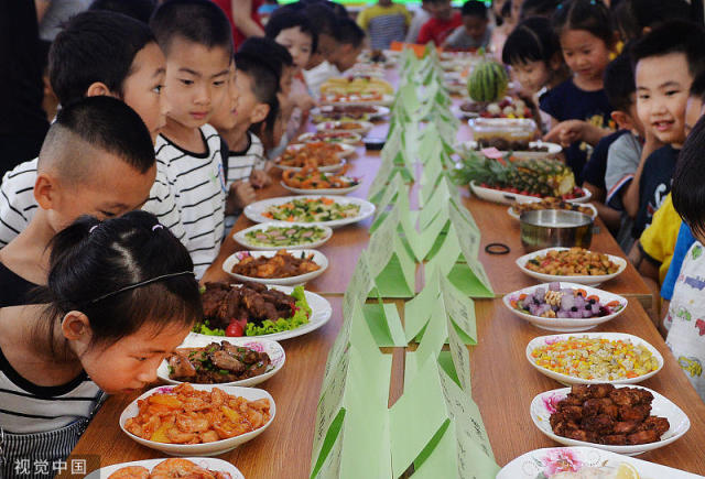 幼儿园举行家园美食大赛 老师家长亮绝活做美食