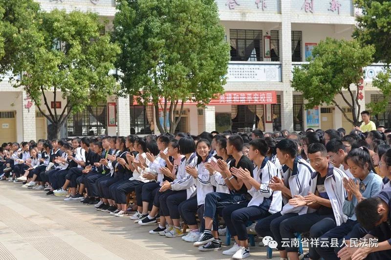 展出毒品样本及悬挂横幅等形式讲解禁毒防艾知识,向祥云三中全体学生