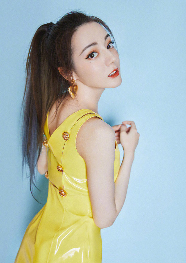 迪丽热巴最新清凉写真:世界上怎么会有这么甜的小柠檬