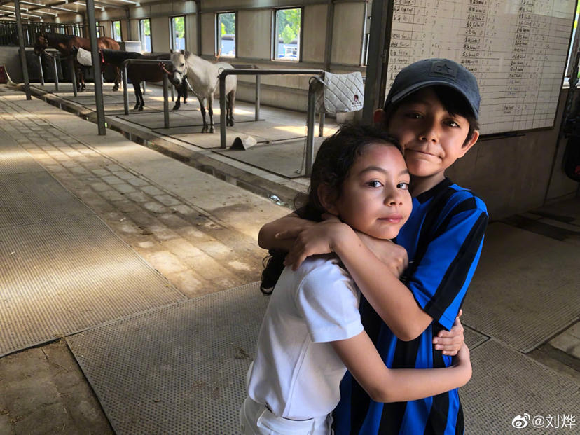 刘烨一家四口骑马场度假,诺一霓娜颜值超高越