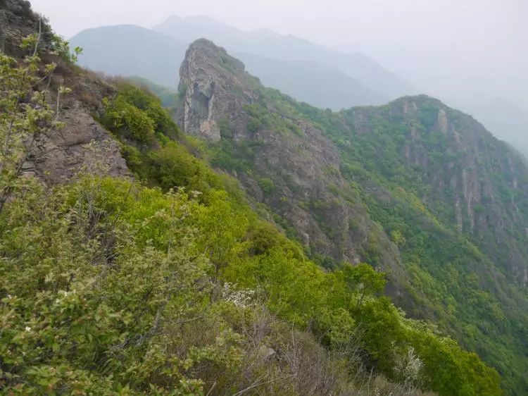 猫耳山自然风景区位于北京市房山区南窖乡境内,地处大房山西麓,海拔