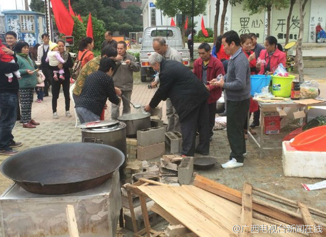 业主楼下劈柴煮饭 小区停电停水物业也很无奈（图）