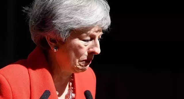梅姨哭着下台英国史上最惨首相到底做错了什么