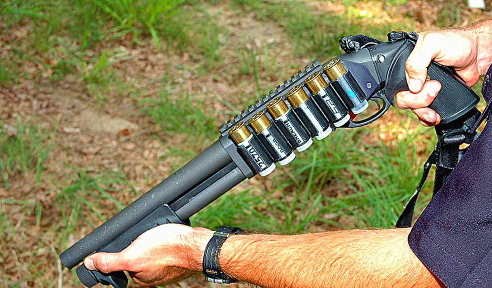美国最 万能 霰弹枪 外形威力足够炫酷 打猎者警察大量装备 看点快报