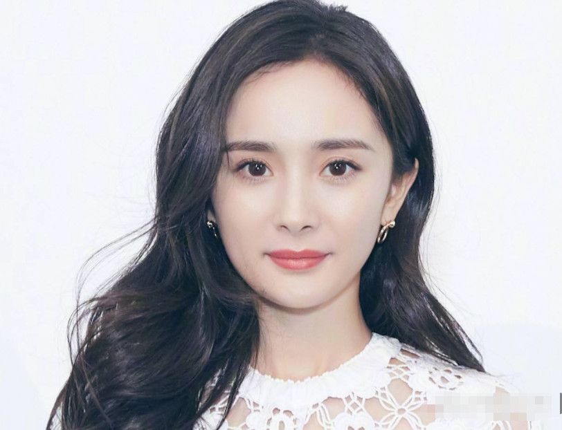 杨幂自拍为何总是剪刀手遮住脸?当看到无遮挡正面照就