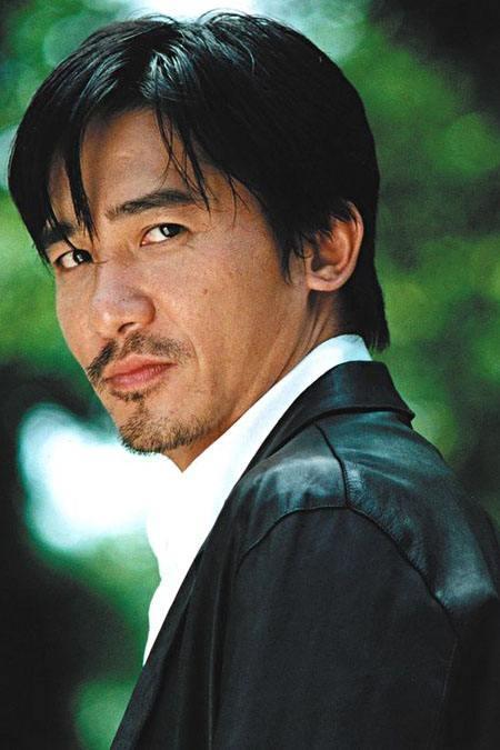 港媒评价朱一龙浓眉大眼,气质忧郁,还封他为新一代的梁朝伟