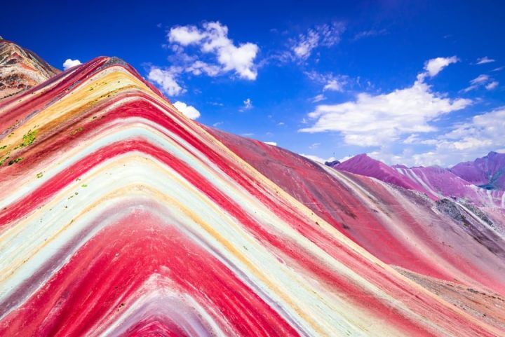位于秘鲁库斯特,据说2013年才发现,这种完全像彩虹一样的地貌现象