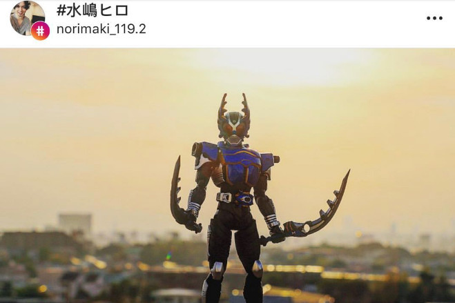 假面骑士"逼王"不忘骑士身份,晒出刚斗手办,为嘎嘎米庆贺
