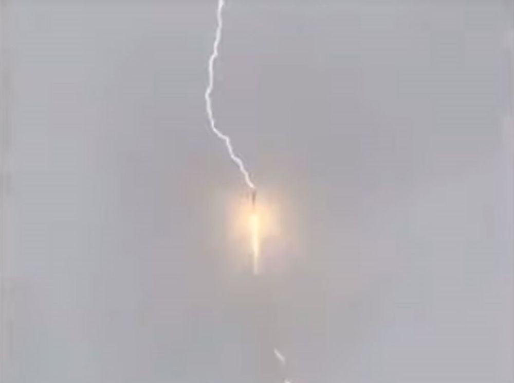 火箭被闪电击中画面