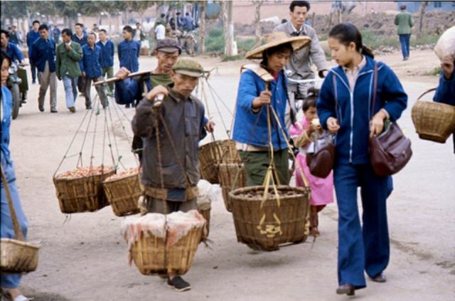 80年代的桂林街头:扁担挑货常见,大爷理发工具时髦