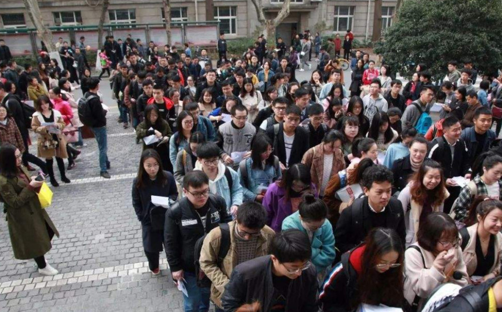 为什么现在的大学生热衷于考公务员?过来人说