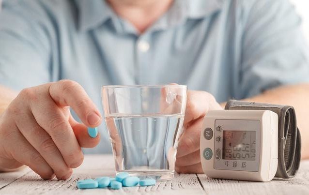 脑梗的特征症状有哪些?脑梗会遗传吗?医生告