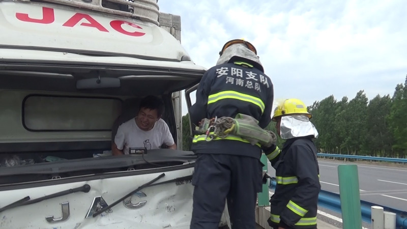 汤阴高速发生一起车祸 货车驾驶室严重变形司机被困