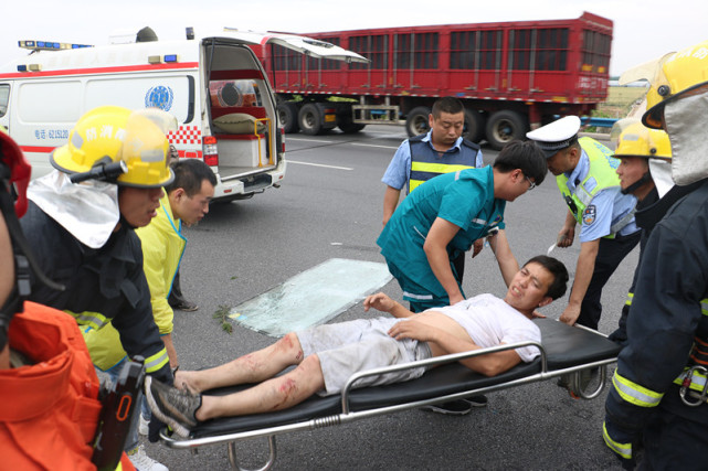 汤阴高速发生一起车祸货车驾驶室严重变形司机被困