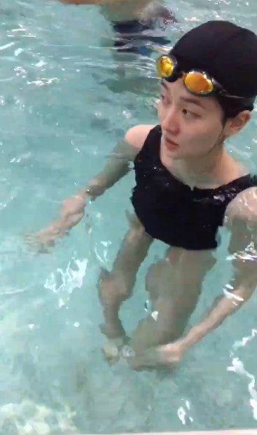 乔欣游泳被抓拍,看到她出水瞬间的颜值,网友:白富美样样俱全