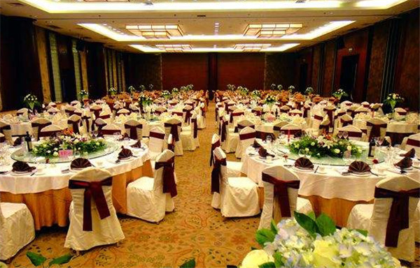 农村宴席vs酒店宴席,一个实在,一个豪华,你办宴席选哪