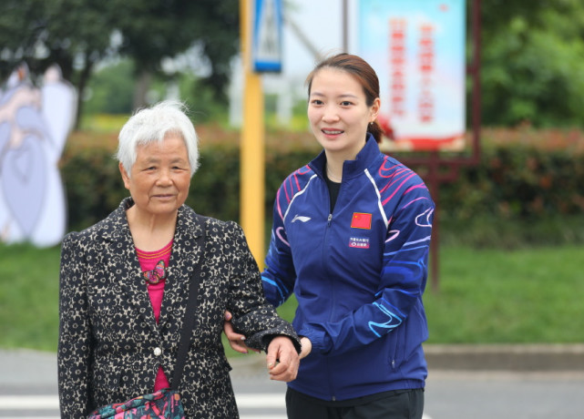 羽毛球女神黄雅琼近况:夺苏曼迪杯后成故乡形象大使,1举动太美