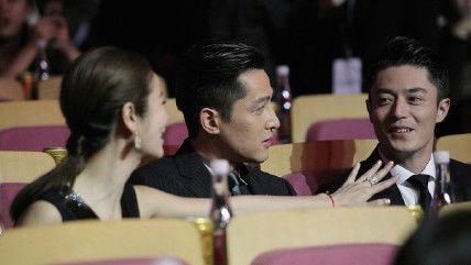 霍建华跟林心如要纸巾 胡歌坐中间掏口袋“我也有啊”