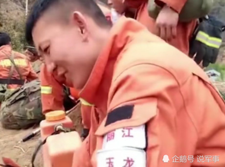 消防员的最美"公主抱"火了?网友:他们和家人通话的样子更圈粉