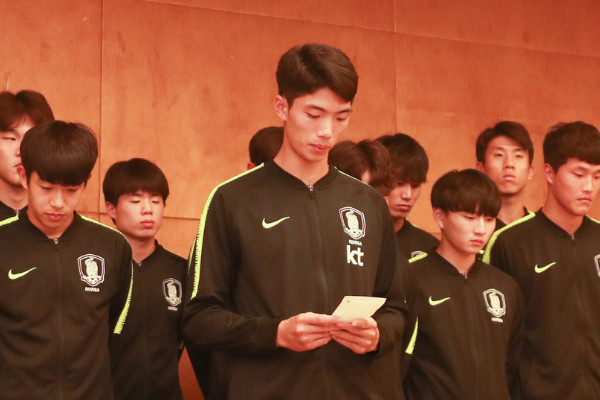 脚踩奖杯后韩国u18男足集体道歉,全程手持小抄念稿子
