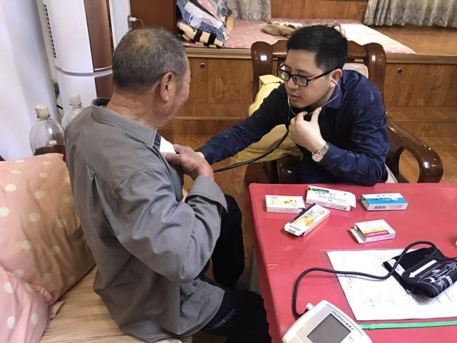 伍主任认真为病人进行体格检查
