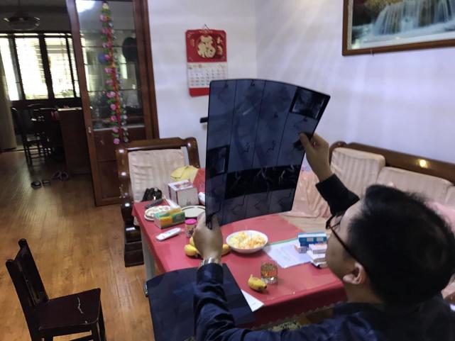 伍主任仔细分析老人的影像资料