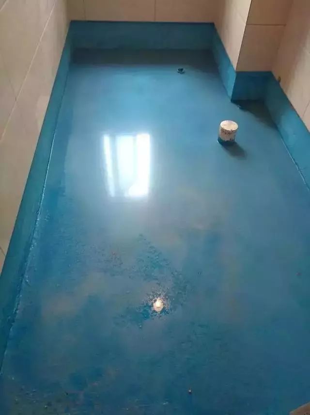 2,其次,必须等防水涂料的涂层完全凝固后才能试水.