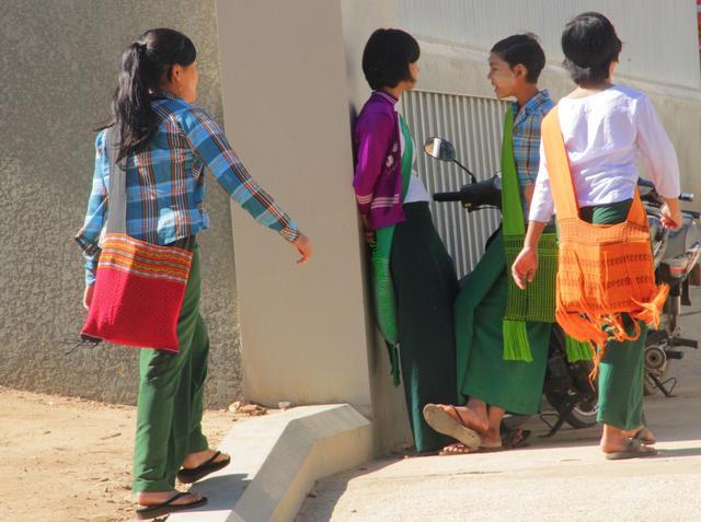 缅甸小学:为何男孩穿裙子,老师穿拖鞋,女孩抹粉?