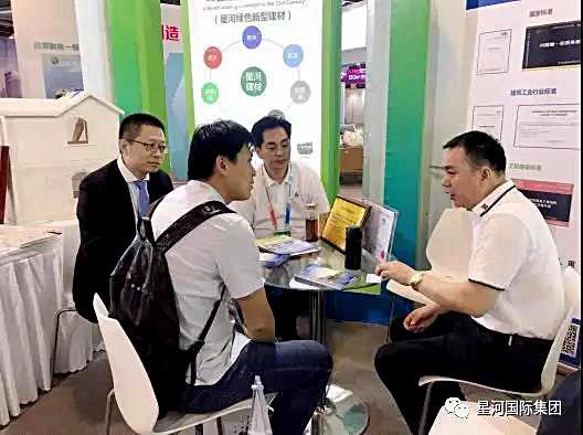 集團領導親臨展會與客戶進行溝通和洽談
