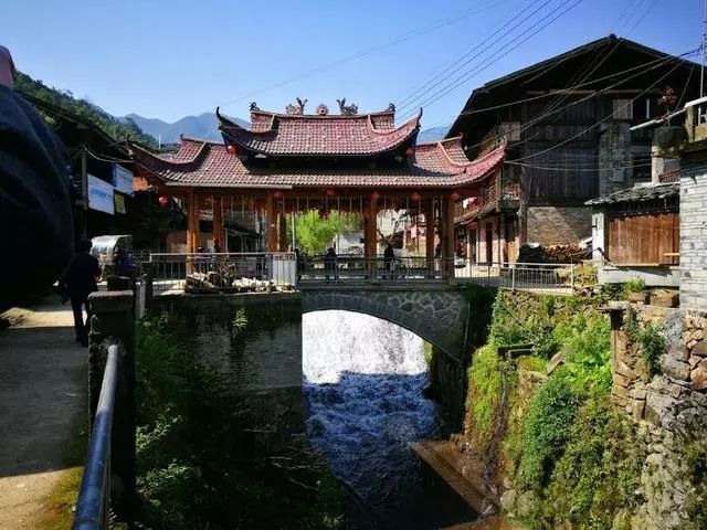 村落四面环山,西南有海拔1384米的郭岩山,地处顺昌,建阳,建瓯三县交界