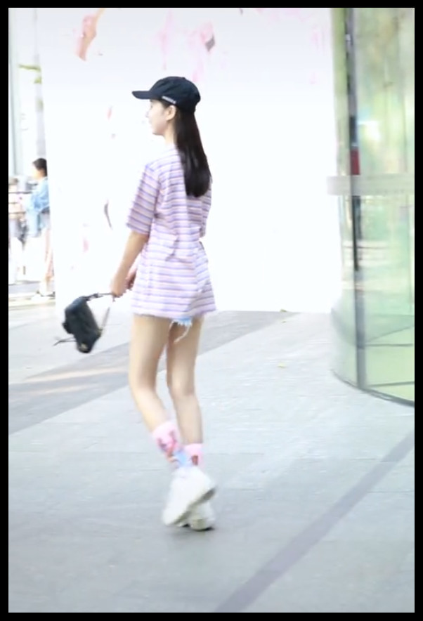 小姐姐潮流穿搭,叫"长筒袜 运动鞋",网友:年轻版董洁!
