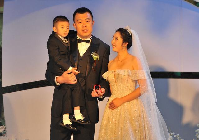 郭士强女儿现身韩德君婚礼,穿格子裙漂亮可爱,与哥哥