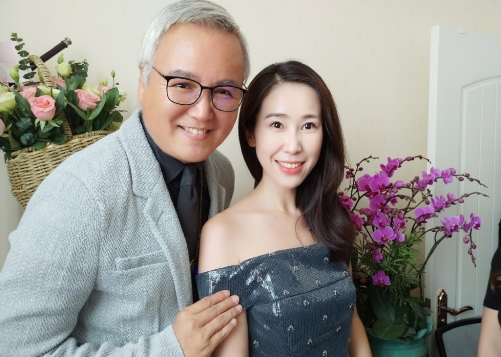 林瑞阳与女员工合影收敛有分寸,二人曾公开场合又搂又