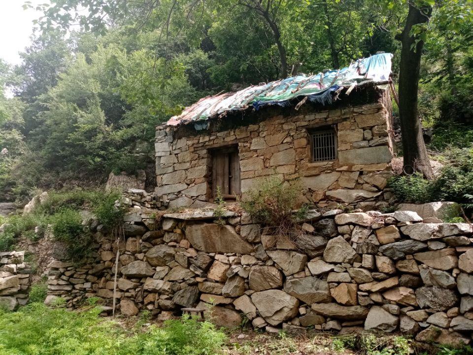 秦岭大山中的石头房子处于半山腰,荒芜村落只有大爷