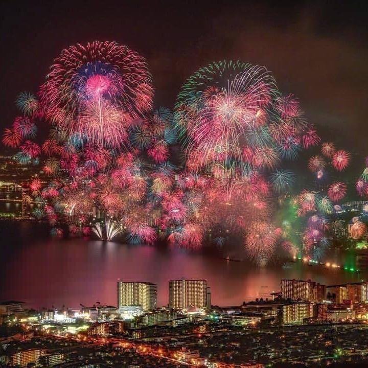 烟花夜景个性头像:你是神明不渡的苦 却偏偏是我的救赎