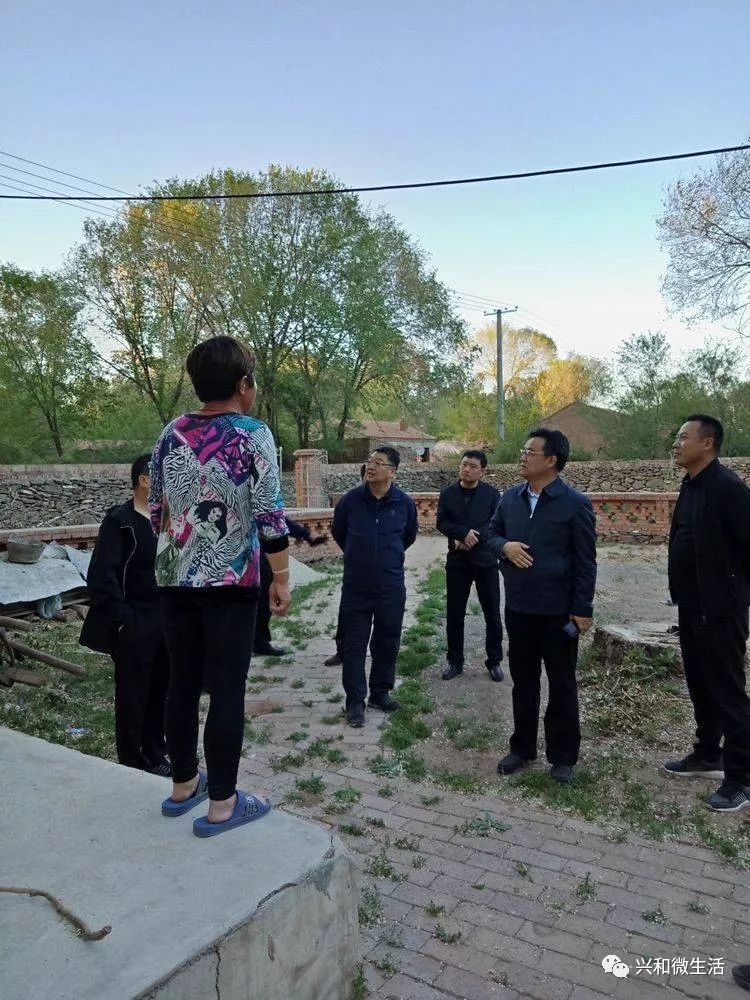 走访在路上,民情装心中-记兴和县县委书记付海青到鄂尔栋镇头号村实地
