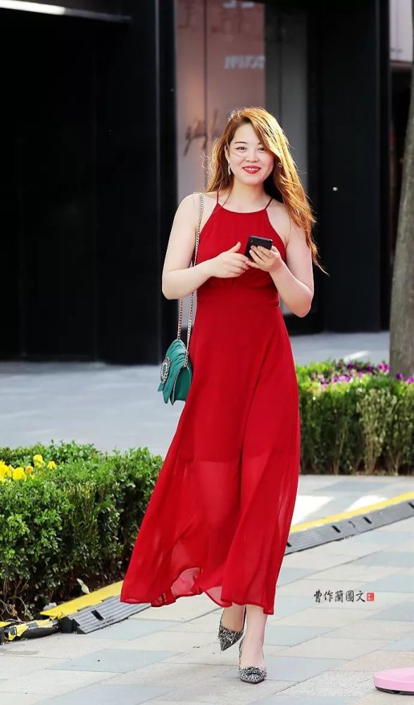 街拍:曳地长裙加高跟鞋,美女穿出挺拔俏丽