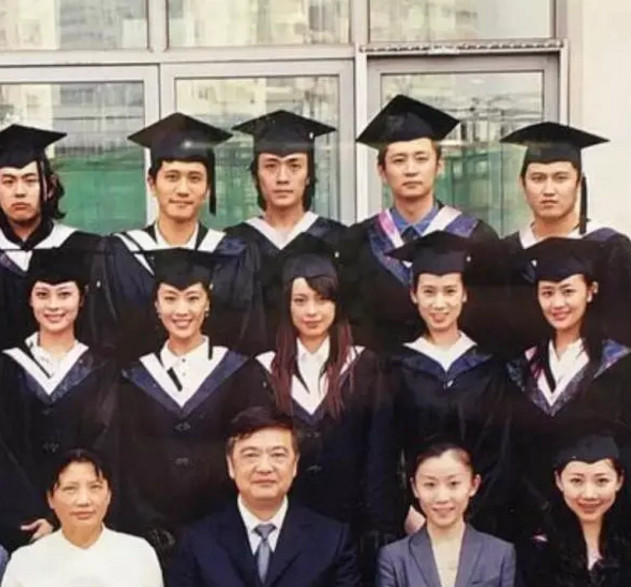 朱一龙自称大学时不是校草?看到他毕业照后,网友:"难怪"!