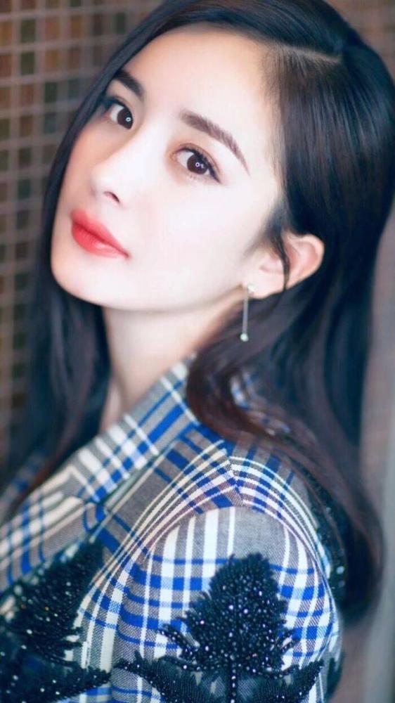 虽然如今的杨幂已经31岁了,但是给人们的感觉却是越来越年轻了,因为