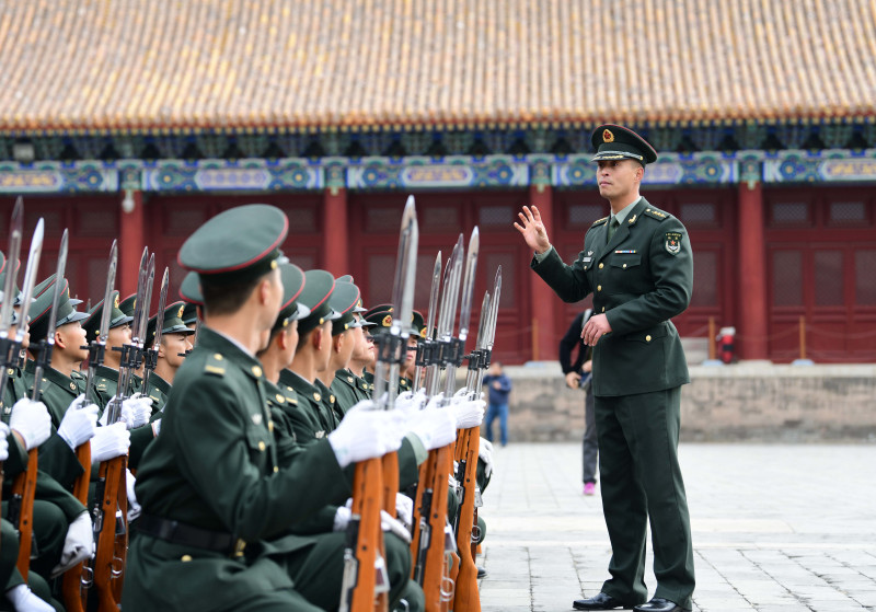 杜林每天带着国旗护卫队员进行训练,每次训练之后都会总结训话,强调