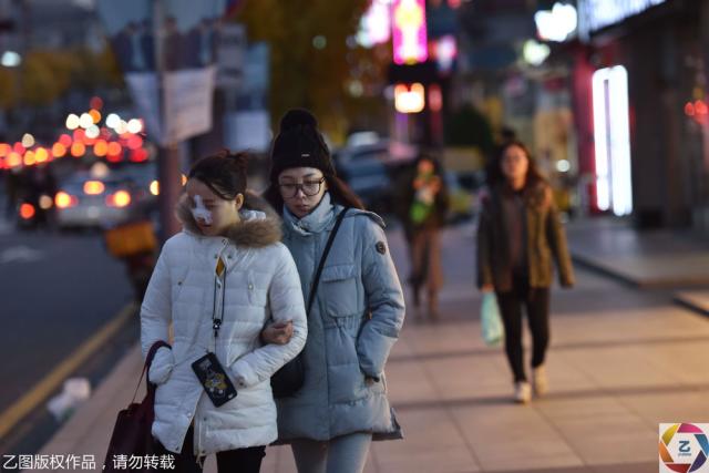 探秘首尔著名的整容街:手术后还不忘血拼(组图)