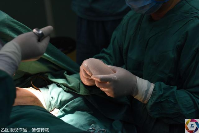 探秘首尔著名的整容街:手术后还不忘血拼(组图)