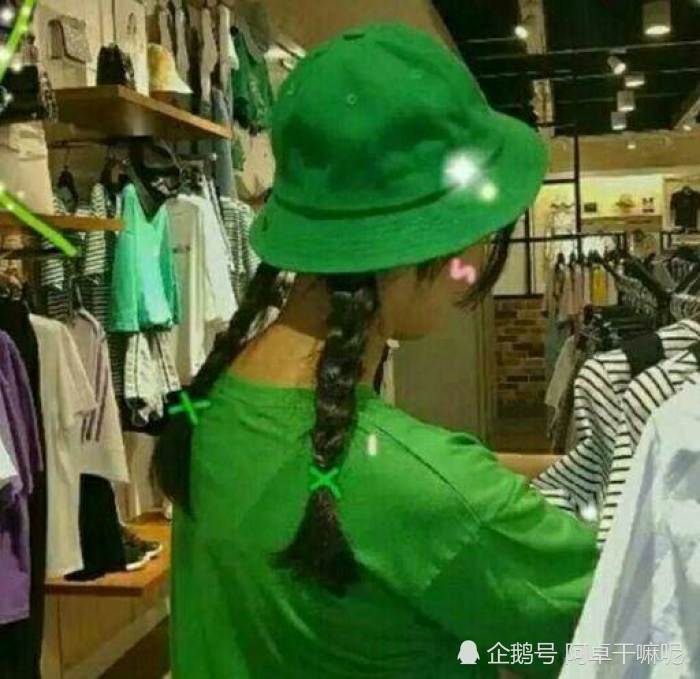 "比帽子还绿"女生头像火了:想要生活过得去,头上就得