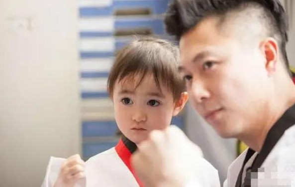 长大如整容,7岁奥莉变国际脸,网友:眼睛真大太羡慕