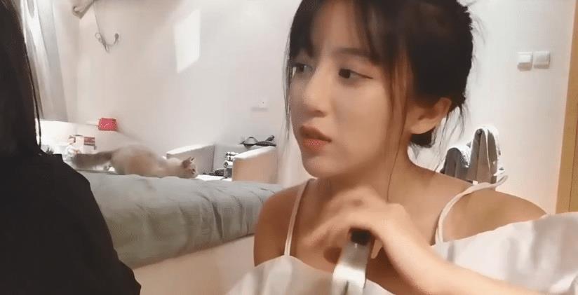 二千偷亲呆妹儿当场被捉,呆妹从床底下拿出来的东西,将她吓哭了